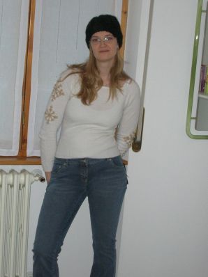 Tall blonde with wide hips undressed at home and showed boobs. Thumb 16