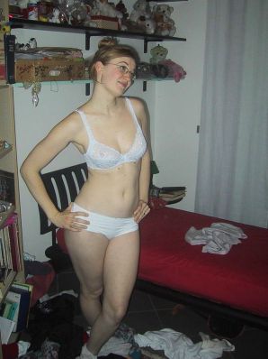 Tall blonde with wide hips undressed at home and showed boobs. Thumb 25