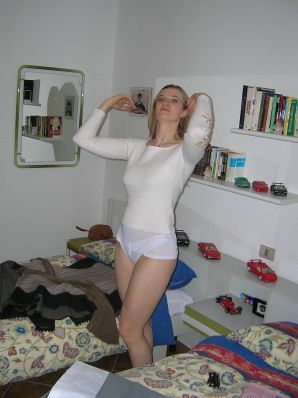 Tall blonde with wide hips undressed at home and showed boobs. Thumb 36