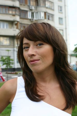 A mature woman takes off her skirt and panties in the stairwell. Thumb 8