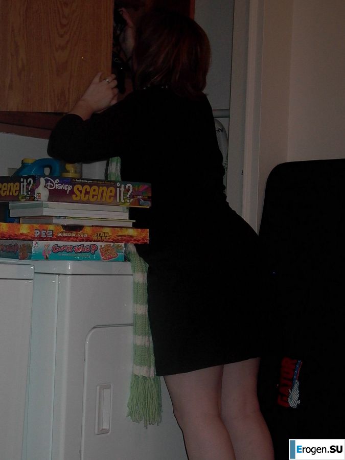 Зрелая женщина с маленькой грудью ублажает себя пальчиком. Фото 15