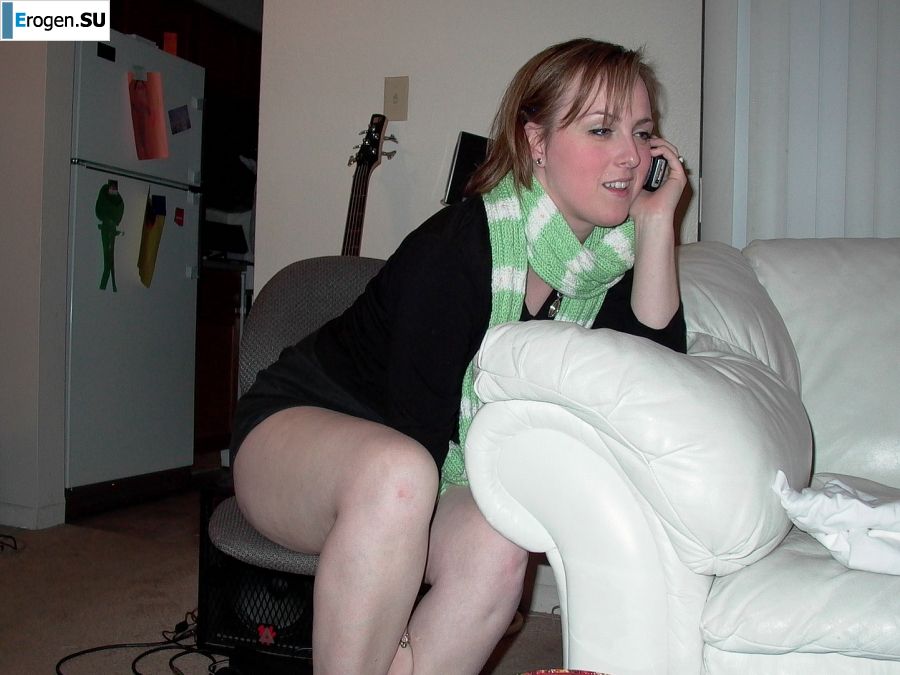 Зрелая женщина с маленькой грудью ублажает себя пальчиком. Фото 4