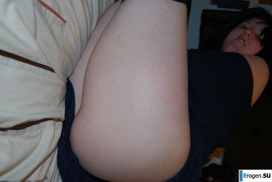 Пышная телочка в кружевном белье ублажает себя пальчиками. Фото 14