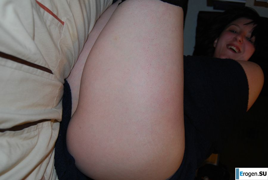 Пышная телочка в кружевном белье ублажает себя пальчиками. Фото 15