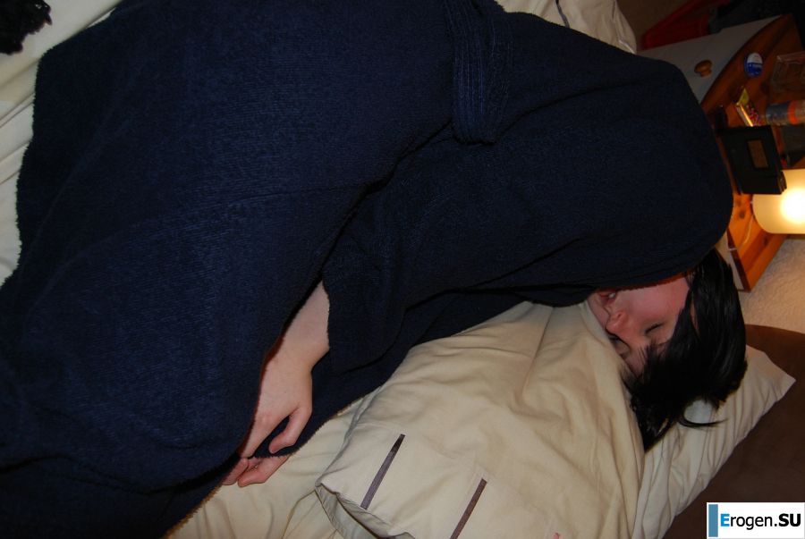 Пышная телочка в кружевном белье ублажает себя пальчиками. Фото 22