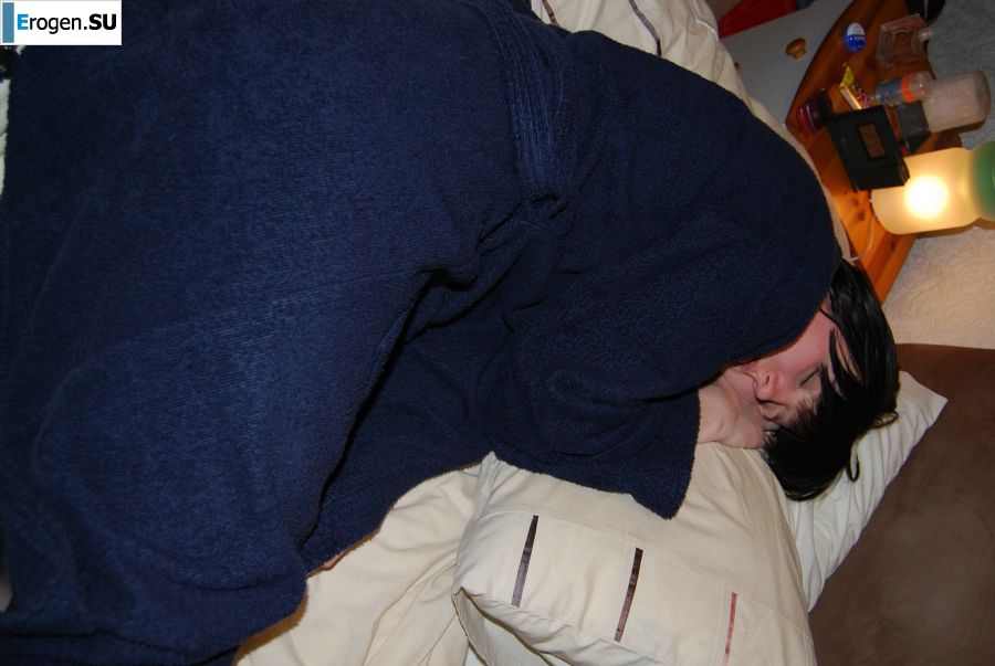 Пышная телочка в кружевном белье ублажает себя пальчиками. Фото 23