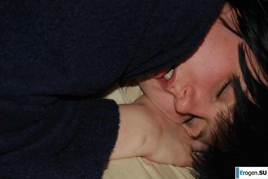 Пышная телочка в кружевном белье ублажает себя пальчиками. Фото 25