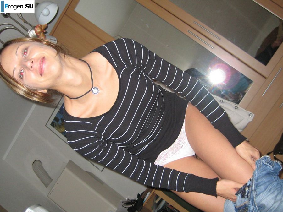 A slender beauty undresses and twists a booty in front of her man. Photo 11