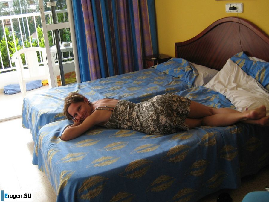 A slender beauty undresses and twists a booty in front of her man. Photo 3