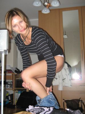 A slender beauty undresses and twists a booty in front of her man. Thumb 12