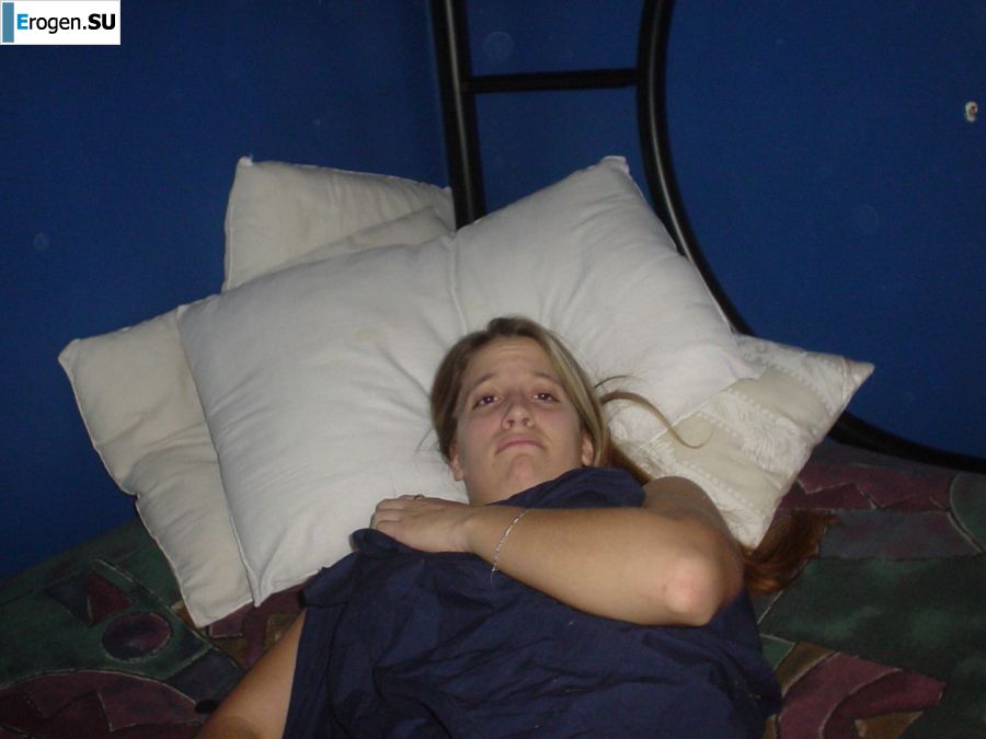 Молодую студентку с татуировками застали спящей после вечеринки. Фото 15