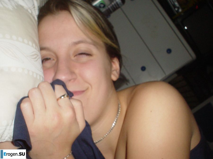 Молодую студентку с татуировками застали спящей после вечеринки. Фото 16