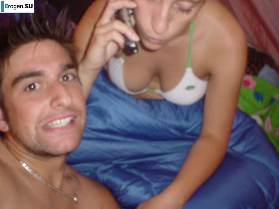 Молодую студентку с татуировками застали спящей после вечеринки. Фото 22