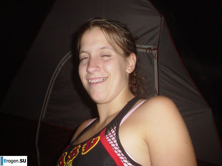 Молодую студентку с татуировками застали спящей после вечеринки. Фото 23