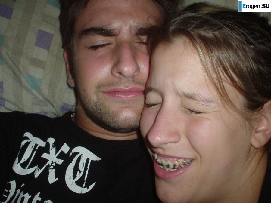 Молодую студентку с татуировками застали спящей после вечеринки. Фото 24