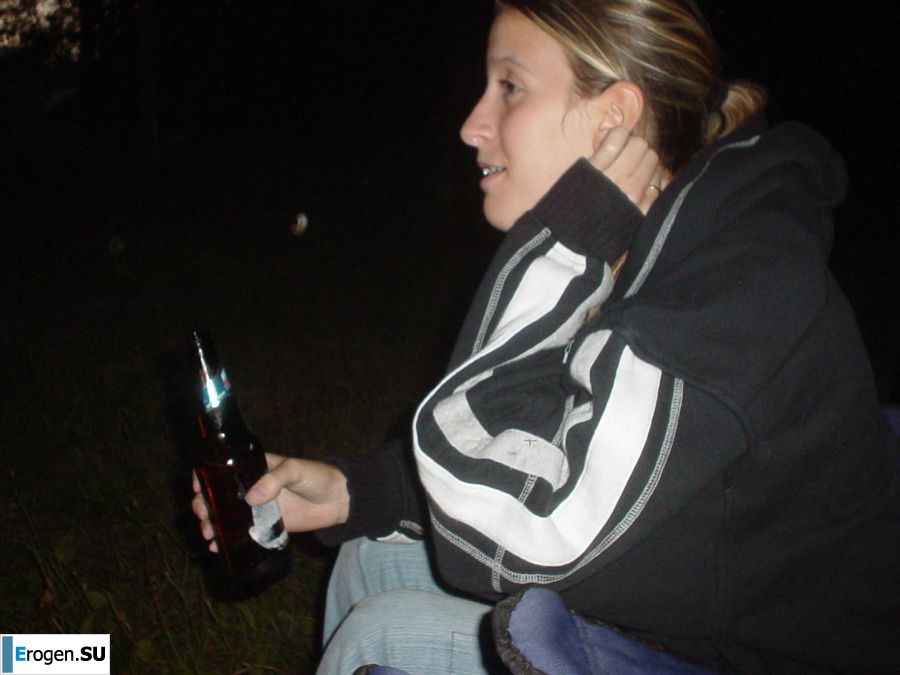 Молодую студентку с татуировками застали спящей после вечеринки. Фото 25