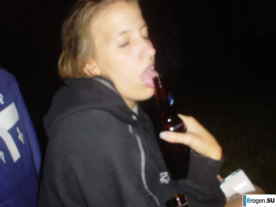 Молодую студентку с татуировками застали спящей после вечеринки. Фото 28