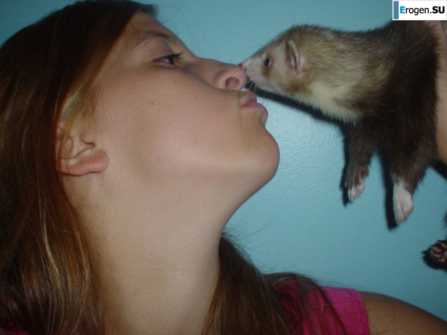 Молодую студентку с татуировками застали спящей после вечеринки. Фото 29