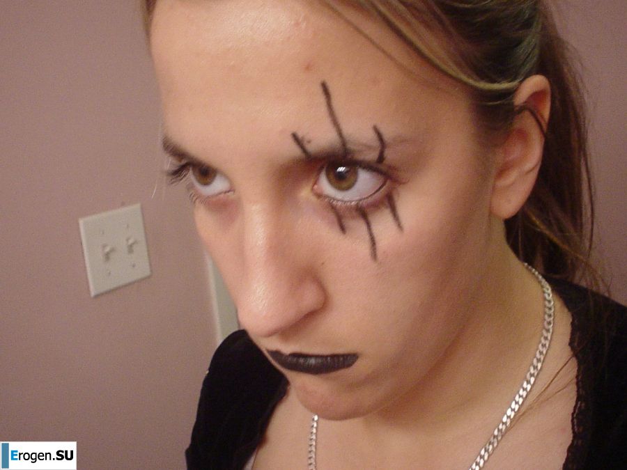 Молодую студентку с татуировками застали спящей после вечеринки. Фото 4