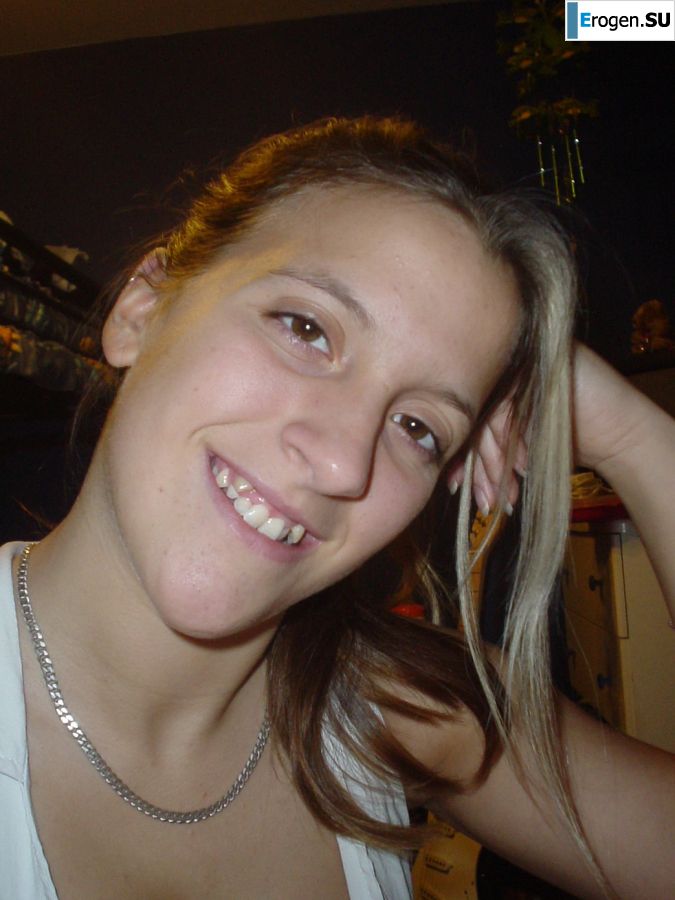 Молодую студентку с татуировками застали спящей после вечеринки. Фото 5