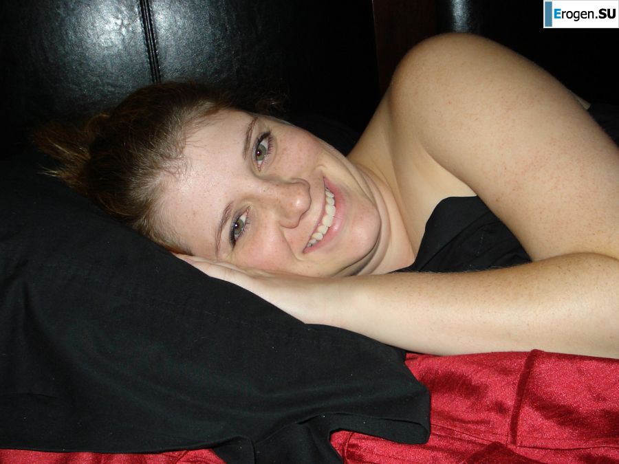 Соблазнительная самка оголилась и показывает стриптиз, раздвигая ноги. Фото 3