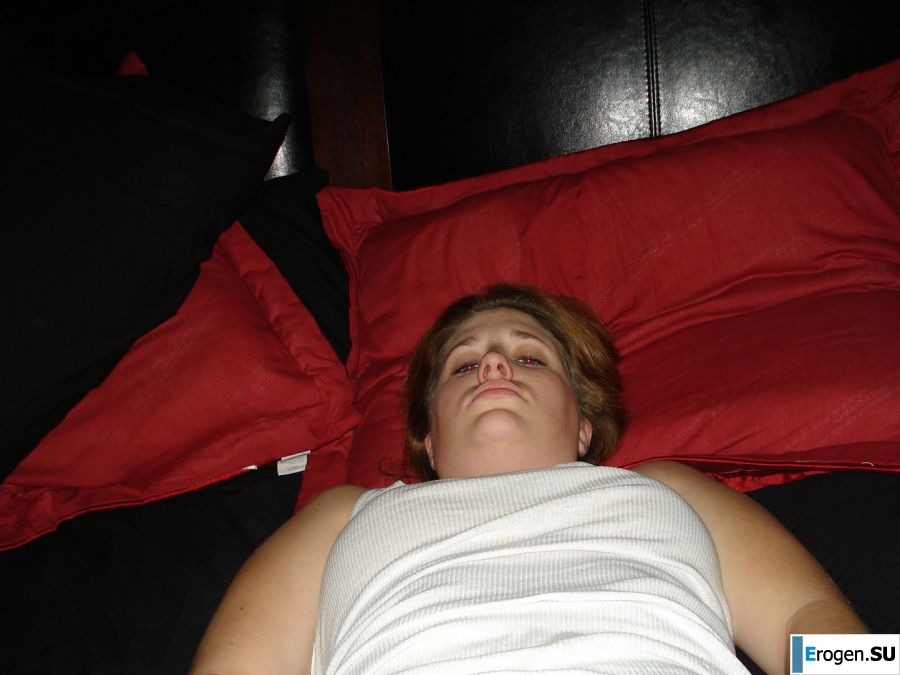 Соблазнительная самка оголилась и показывает стриптиз, раздвигая ноги. Фото 4