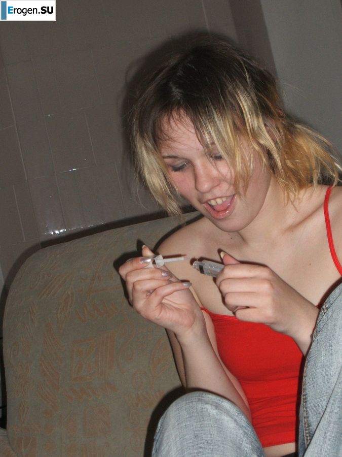 Блондинка с тонкой талией позирует в очках и красных трусиках. Часть 2. Фото 16