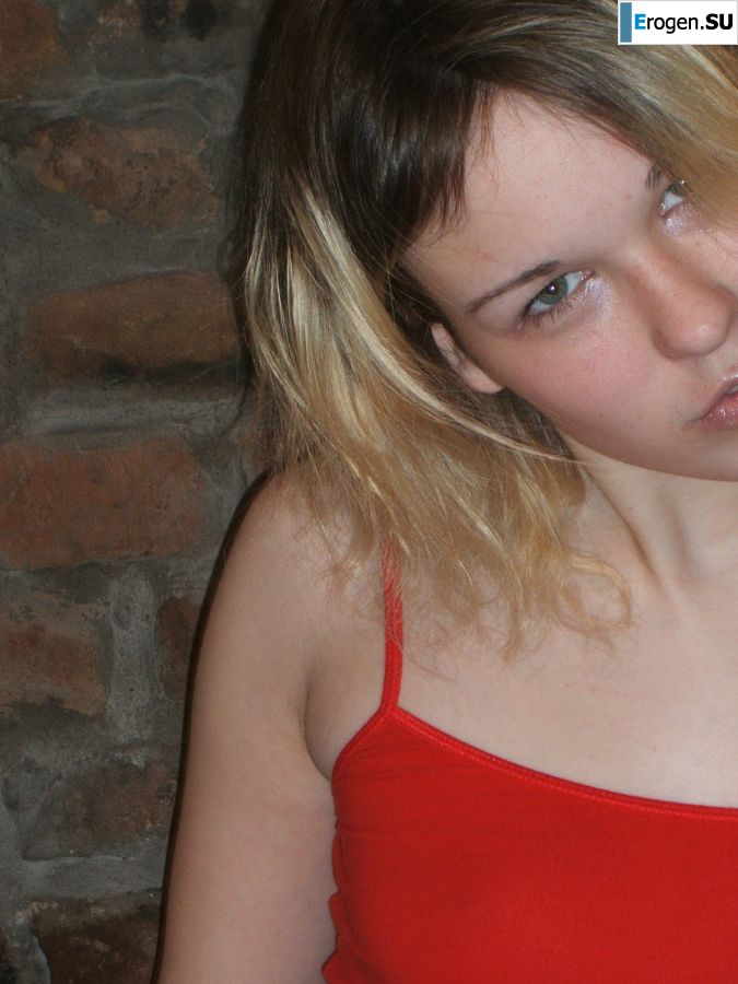 Блондинка с тонкой талией позирует в очках и красных трусиках. Часть 2. Фото 21