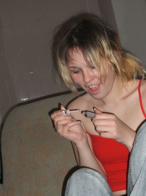 Блондинка с тонкой талией позирует в очках и красных трусиках. Часть 2. Эскиз 16