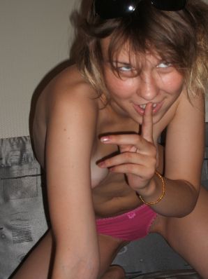 Блондинка с тонкой талией позирует в очках и красных трусиках. Часть 2. Эскиз 30