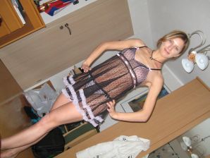 Стройная красотка раздевается и крутит попой перед своим мужиком. Часть 2. Эскиз 30