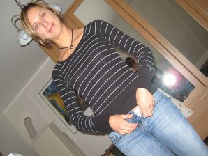 Стройная красотка раздевается и крутит попой перед своим мужиком. Часть 2. Эскиз 9