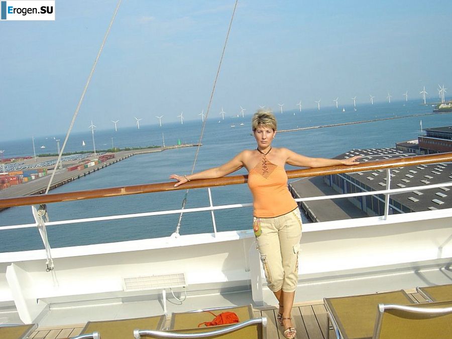 Зрелая женщина показала аккуратную грудь на отдыхе. Фото 12