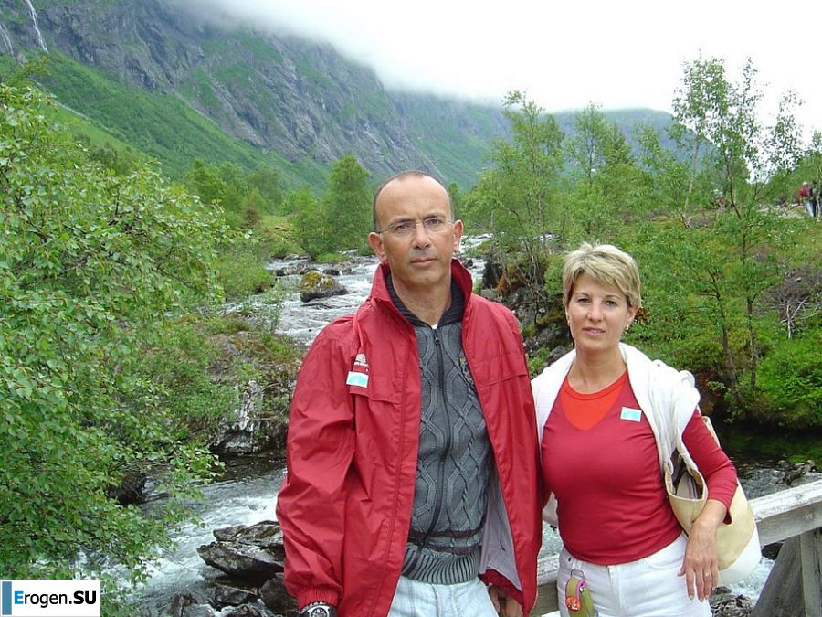 Зрелая женщина показала аккуратную грудь на отдыхе. Фото 14