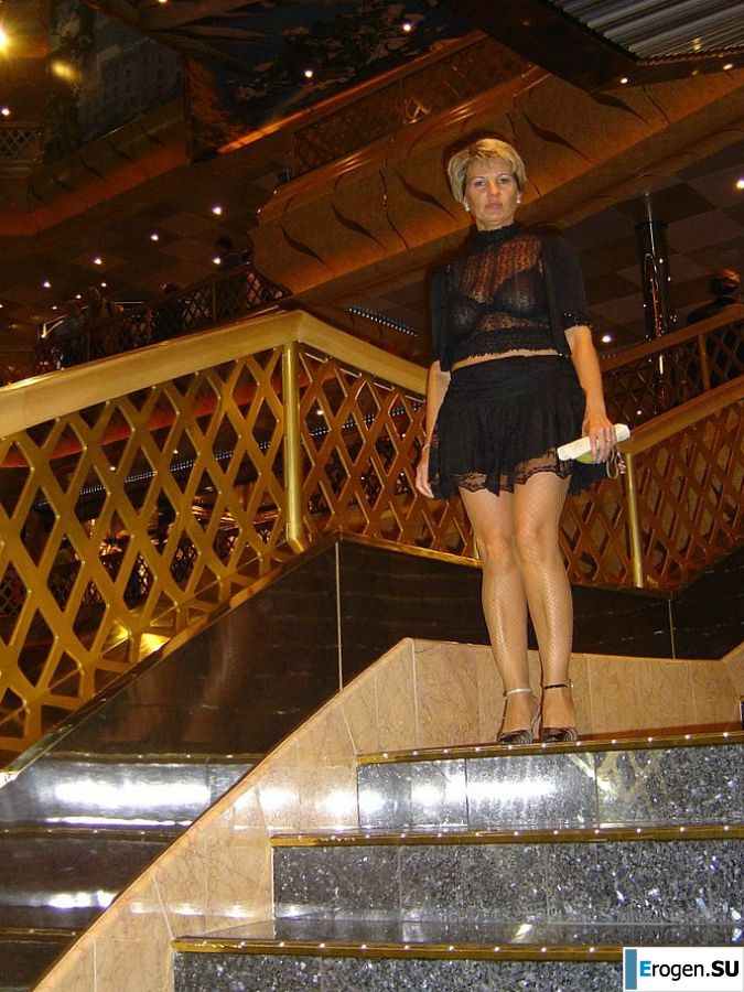 Зрелая женщина показала аккуратную грудь на отдыхе. Фото 15