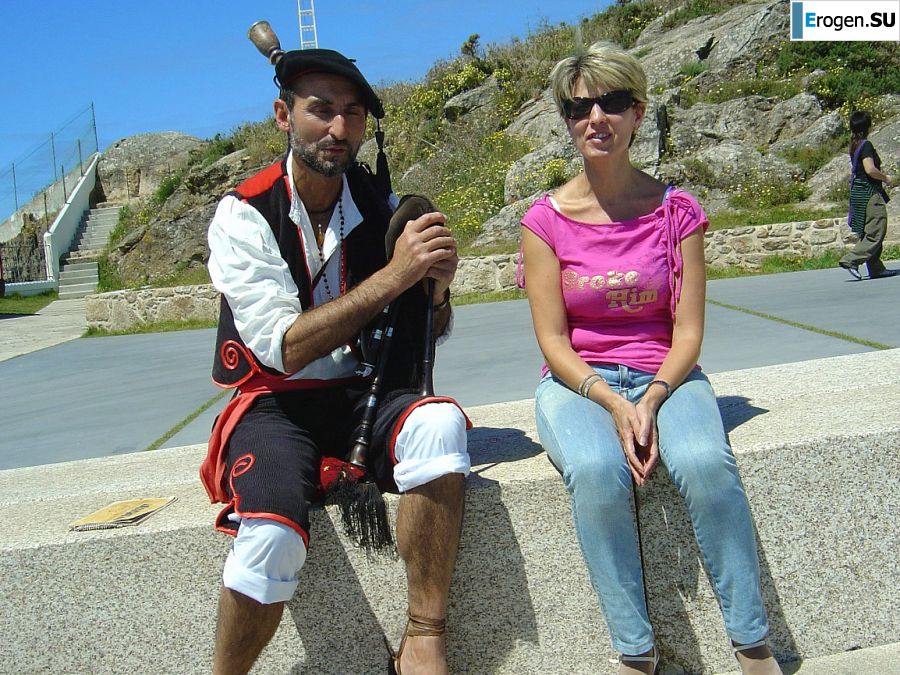 Зрелая женщина показала аккуратную грудь на отдыхе. Фото 21