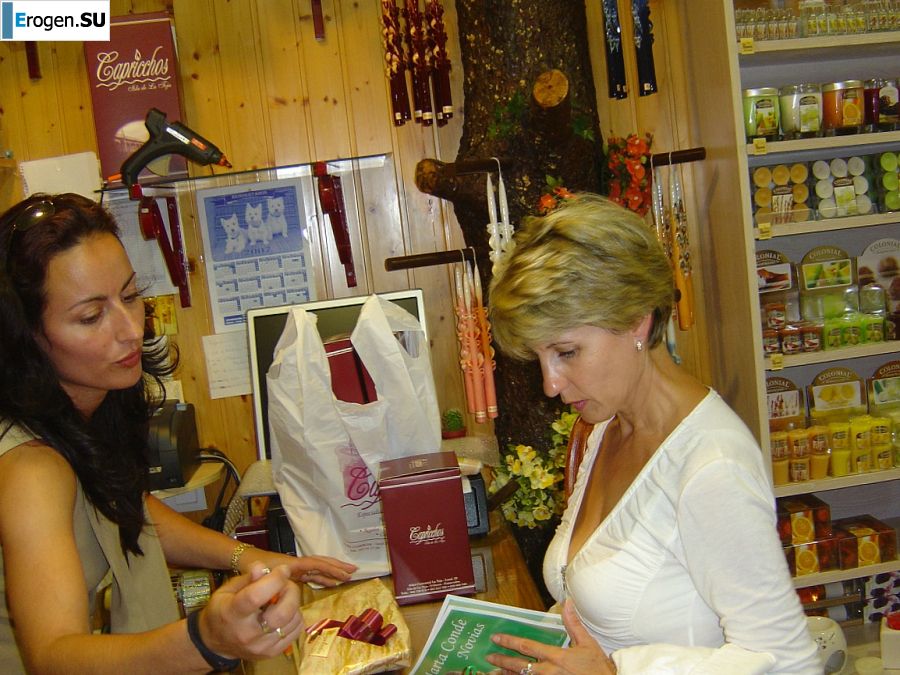 Зрелая женщина показала аккуратную грудь на отдыхе. Фото 22