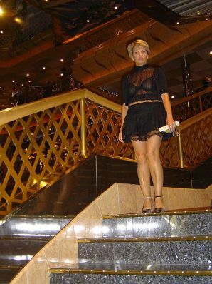 Зрелая женщина показала аккуратную грудь на отдыхе. Эскиз 15