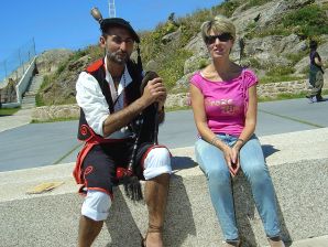 Зрелая женщина показала аккуратную грудь на отдыхе. Эскиз 21