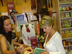 Зрелая женщина показала аккуратную грудь на отдыхе. Эскиз 22