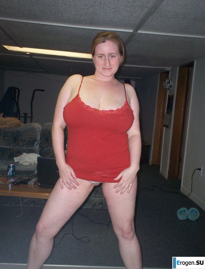 Грудастая женщина позирует в коротких платьях. Фото 12