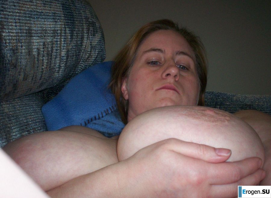 Грудастая женщина позирует в коротких платьях. Фото 13