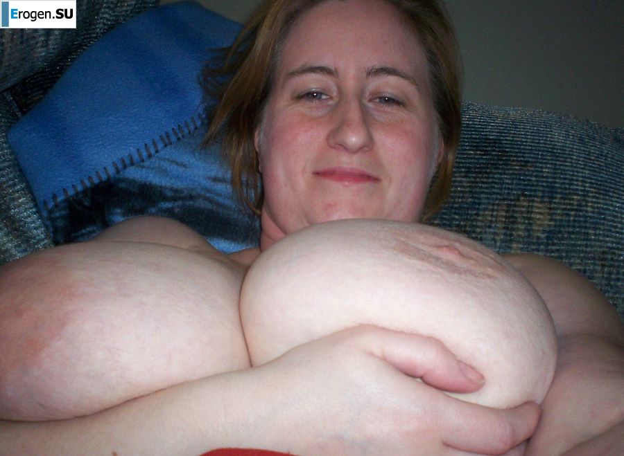 Грудастая женщина позирует в коротких платьях. Фото 16