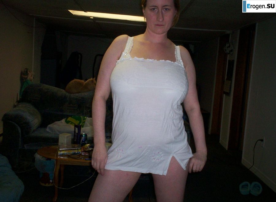 Грудастая женщина позирует в коротких платьях. Фото 17