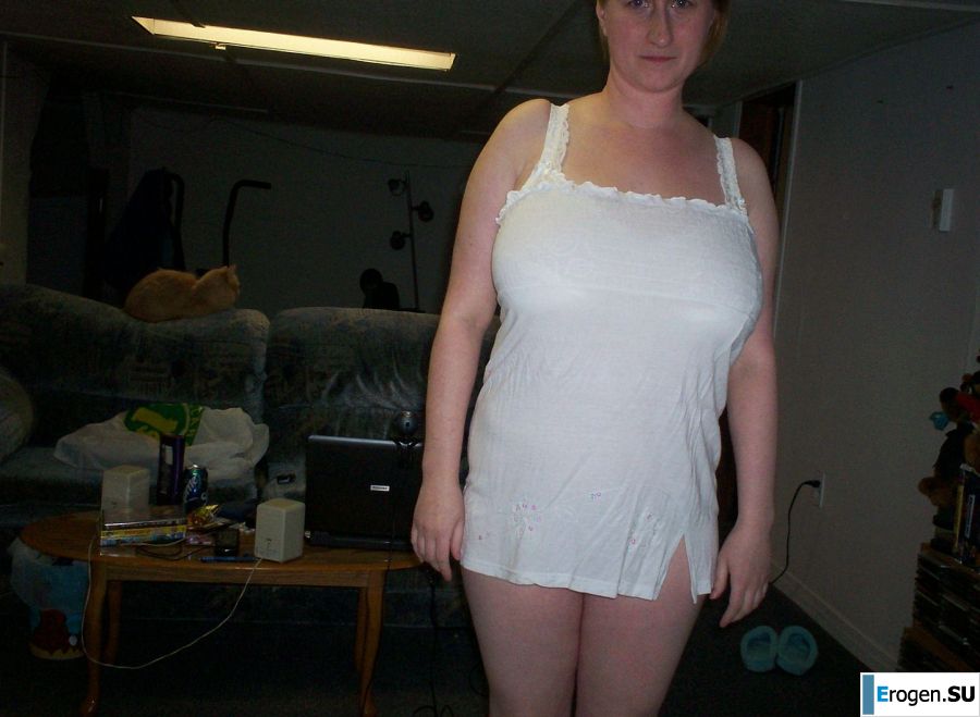 Грудастая женщина позирует в коротких платьях. Фото 18