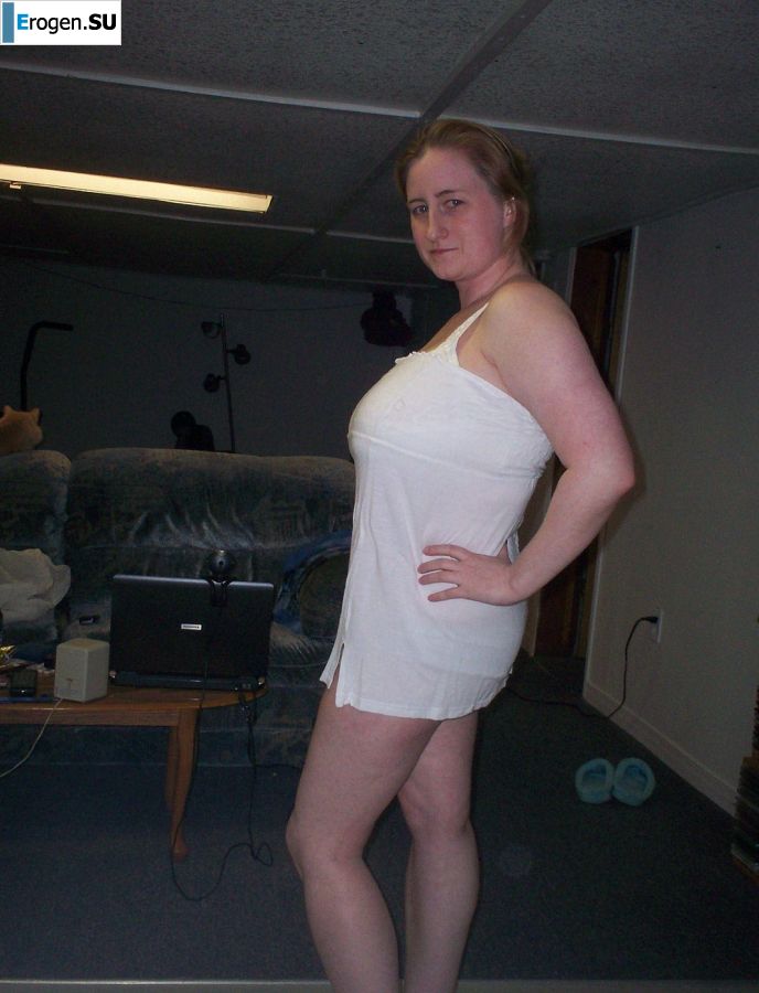 Грудастая женщина позирует в коротких платьях. Фото 19