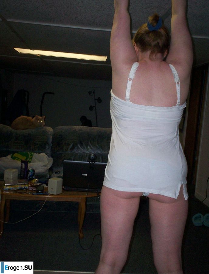 Грудастая женщина позирует в коротких платьях. Фото 20