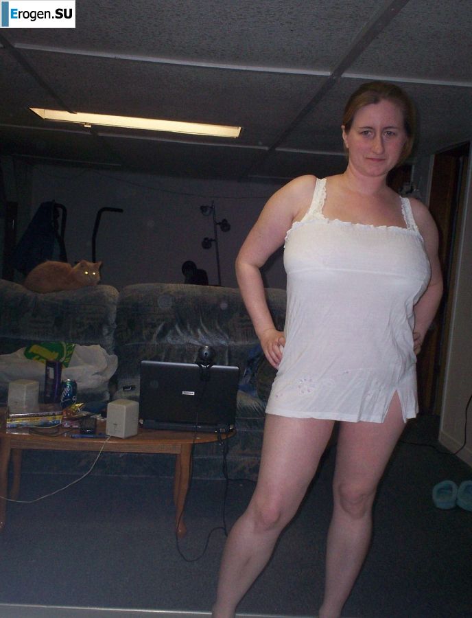 Грудастая женщина позирует в коротких платьях. Фото 21