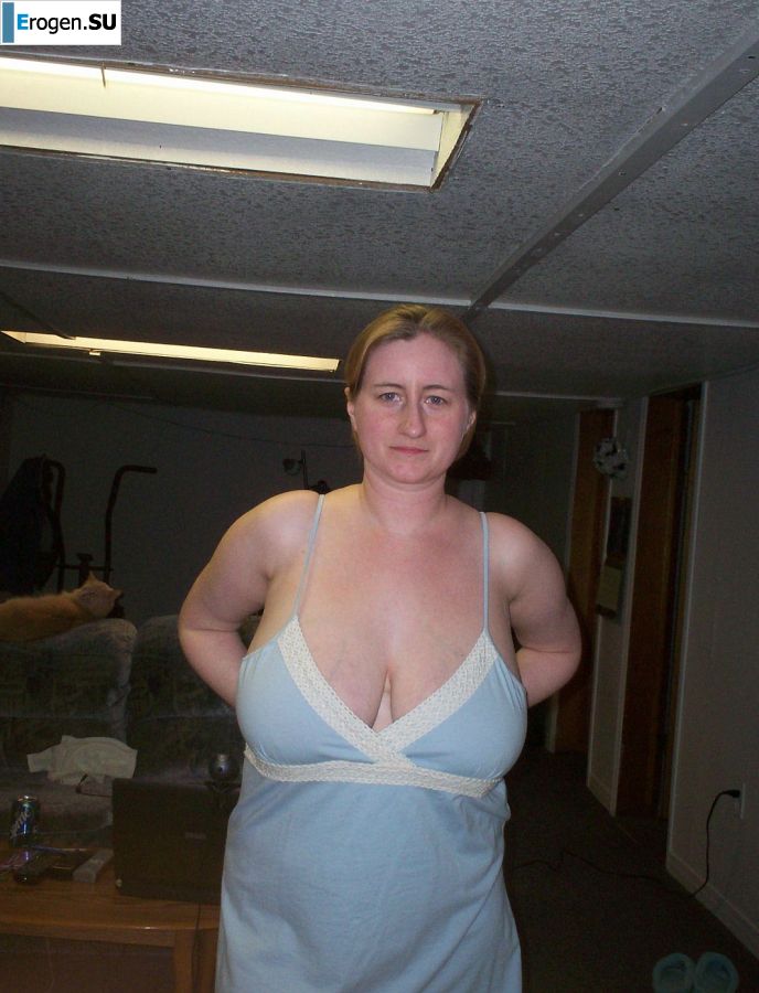 Грудастая женщина позирует в коротких платьях. Фото 22