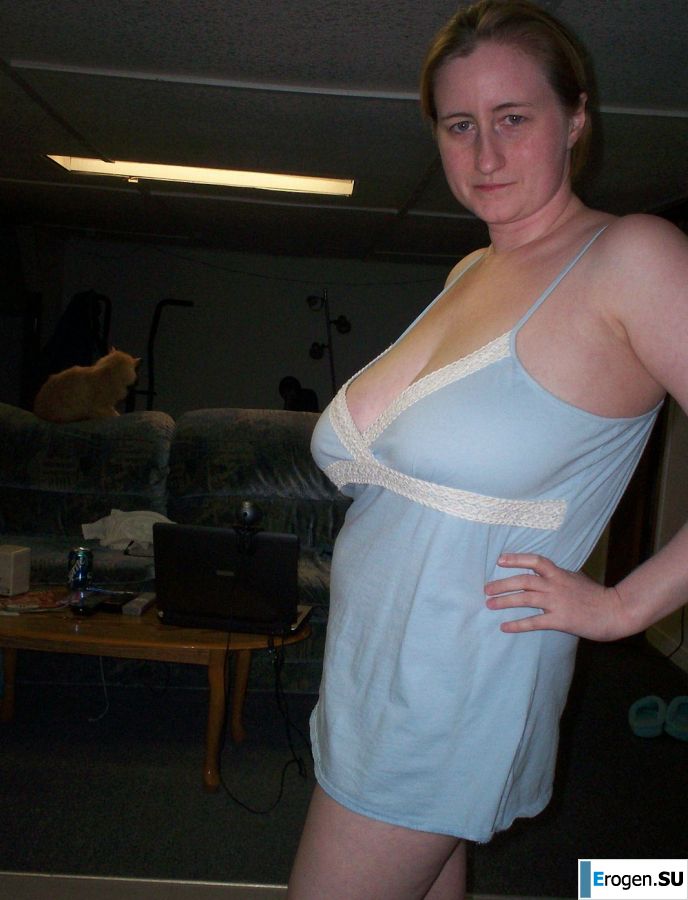 Грудастая женщина позирует в коротких платьях. Фото 23